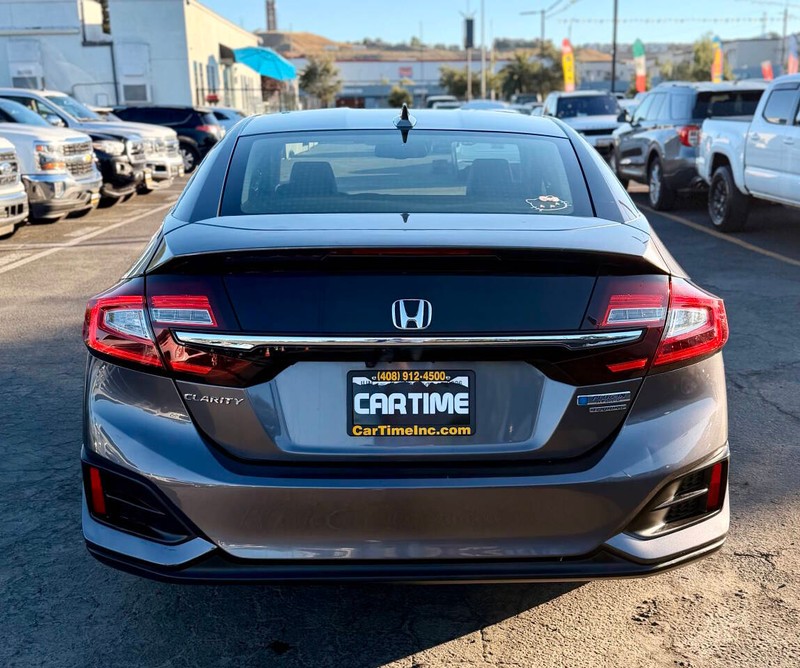 Honda Clarity Plug-In Hybrid Vehicle Full-screen Gallery Image 06