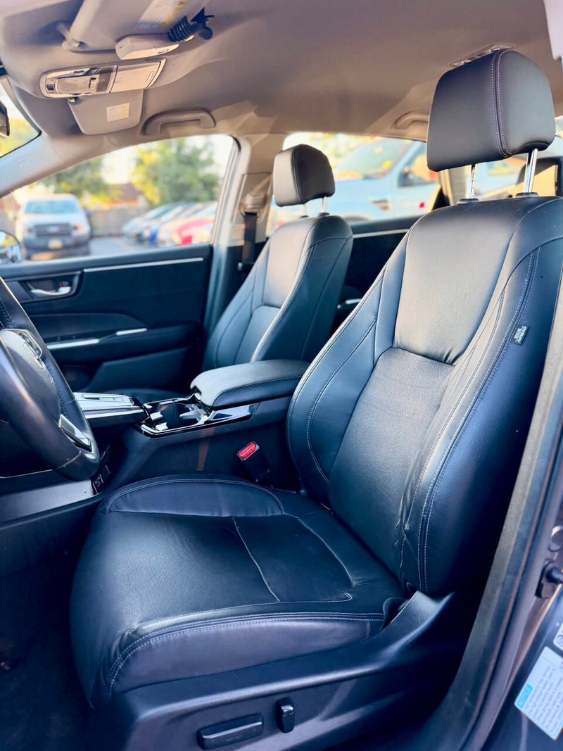 Honda Clarity Plug-In Hybrid Vehicle Full-screen Gallery Image 11