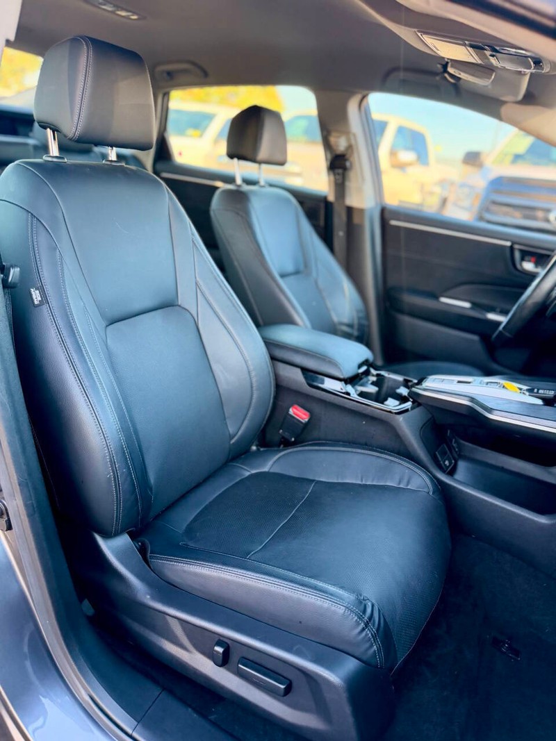 Honda Clarity Plug-In Hybrid Vehicle Full-screen Gallery Image 12