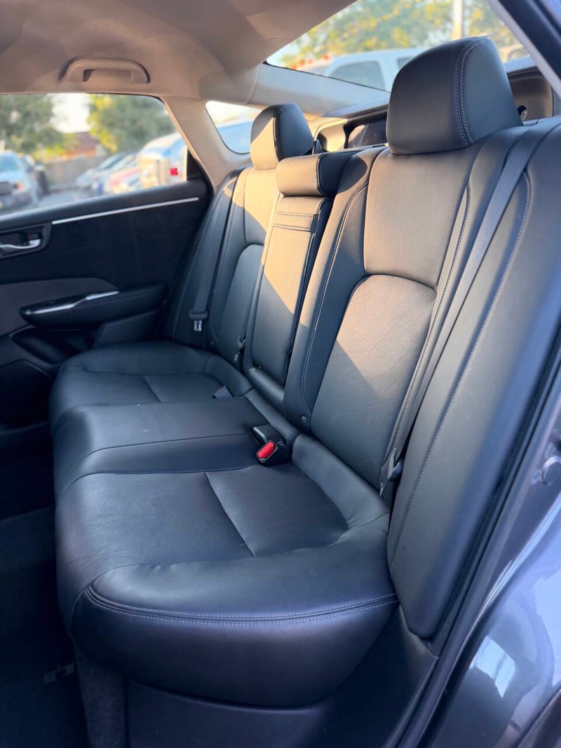 Honda Clarity Plug-In Hybrid Vehicle Full-screen Gallery Image 14