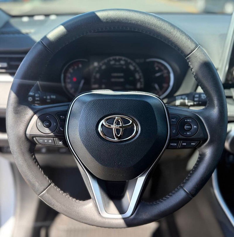 Toyota RAV4 Vehicle Full-screen Gallery Image 10