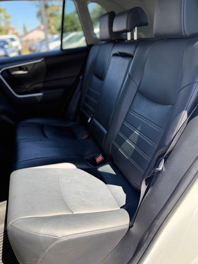 Toyota RAV4 Vehicle Full-screen Gallery Image 15