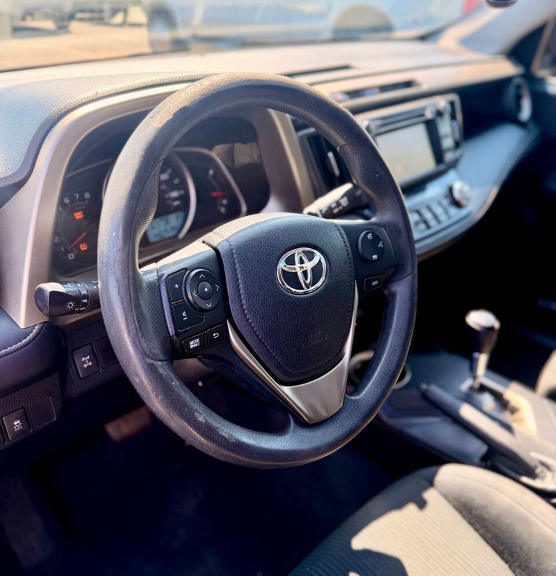 Toyota RAV4 Vehicle Full-screen Gallery Image 10