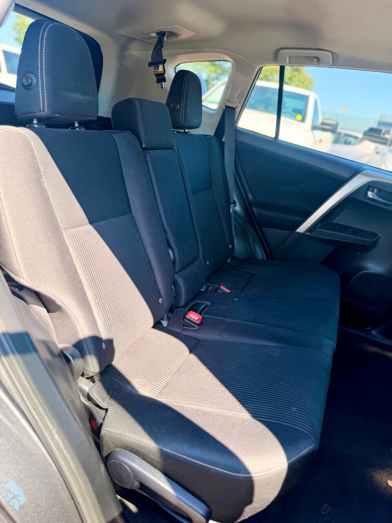 Toyota RAV4 Vehicle Full-screen Gallery Image 14