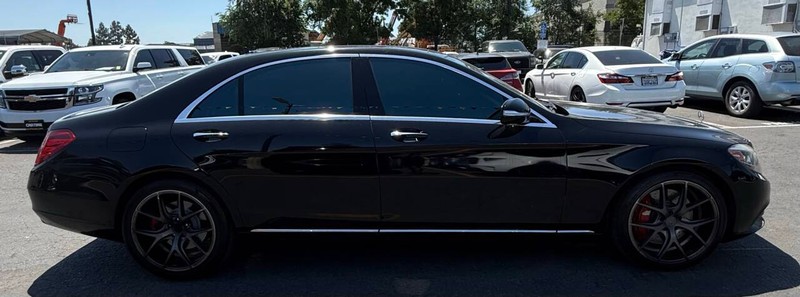 Mercedes-Benz S-Class Vehicle Full-screen Gallery Image 05