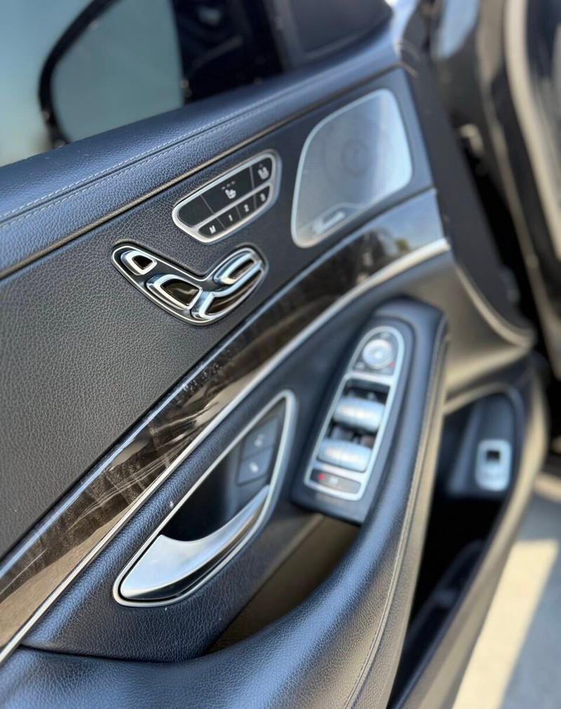 Mercedes-Benz S-Class Vehicle Full-screen Gallery Image 12