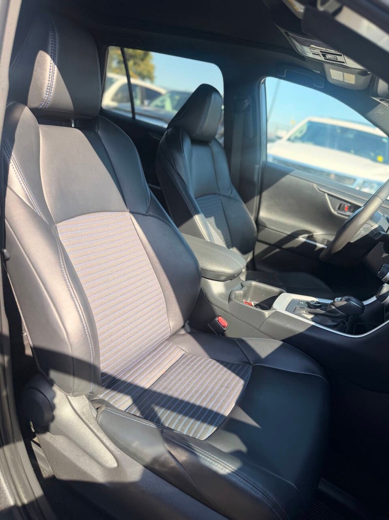Toyota RAV4 Vehicle Full-screen Gallery Image 13