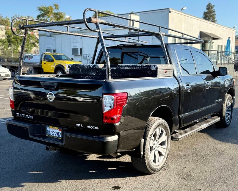 Nissan Titan Vehicle Full-screen Gallery Image 05