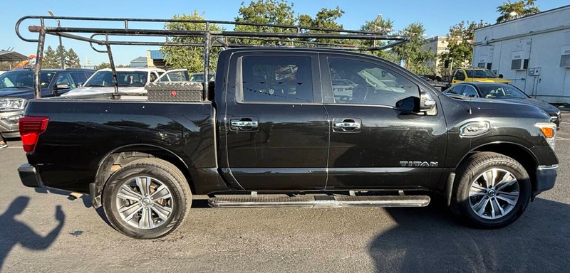 Nissan Titan Vehicle Full-screen Gallery Image 06