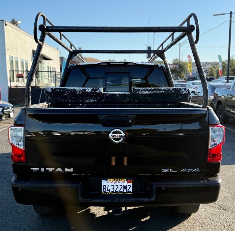 Nissan Titan Vehicle Full-screen Gallery Image 07