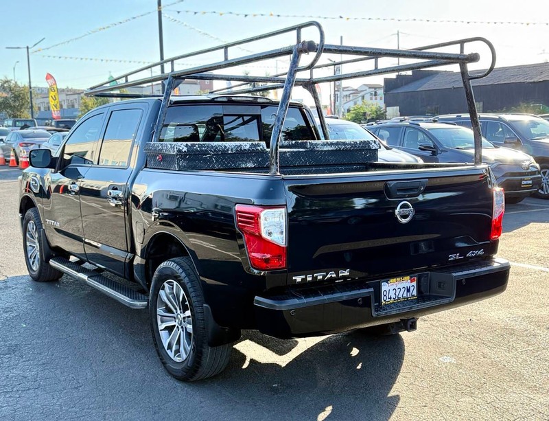 Nissan Titan Vehicle Full-screen Gallery Image 09
