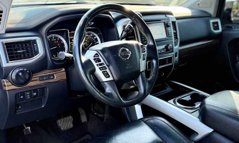 Nissan Titan Vehicle Full-screen Gallery Image 10