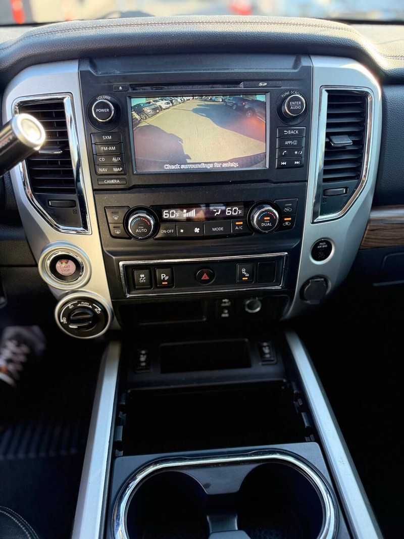 Nissan Titan Vehicle Full-screen Gallery Image 11