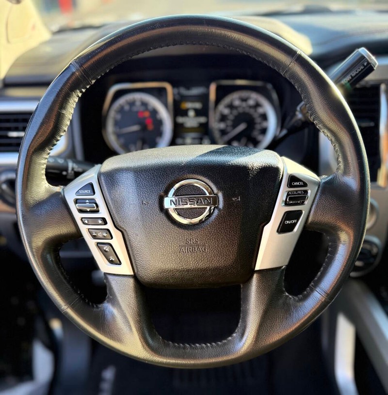 Nissan Titan Vehicle Full-screen Gallery Image 13