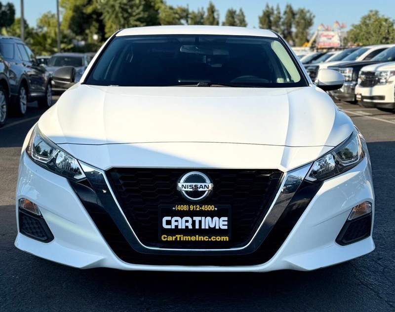 Nissan Altima Vehicle Full-screen Gallery Image 03