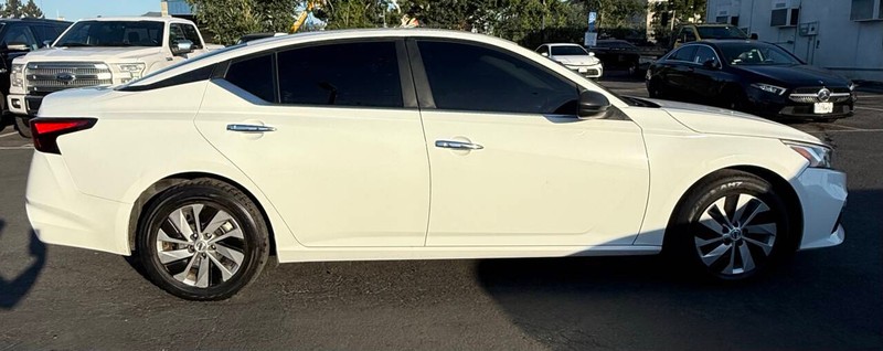 Nissan Altima Vehicle Full-screen Gallery Image 05