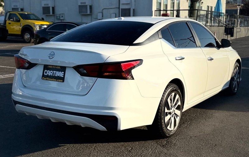 Nissan Altima Vehicle Full-screen Gallery Image 06