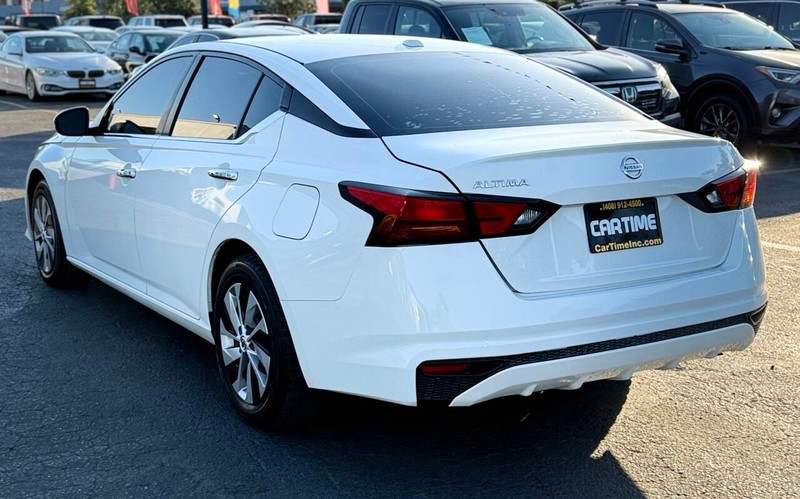 Nissan Altima Vehicle Full-screen Gallery Image 08