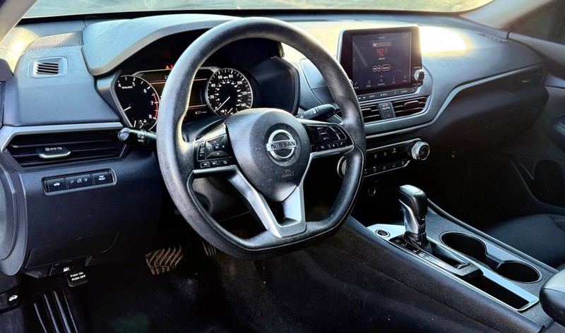 Nissan Altima Vehicle Full-screen Gallery Image 09