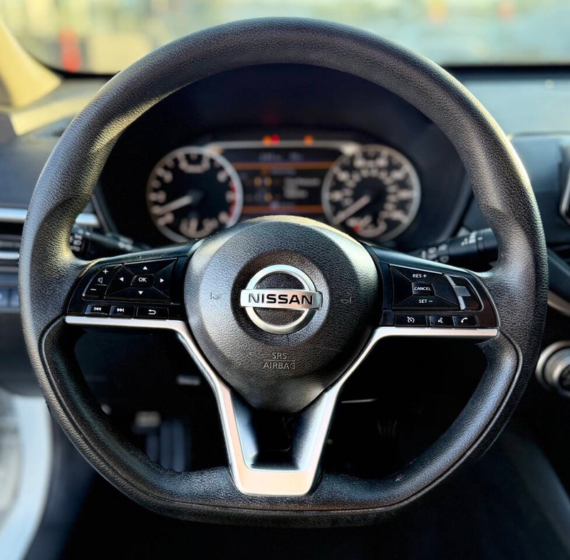Nissan Altima Vehicle Full-screen Gallery Image 10