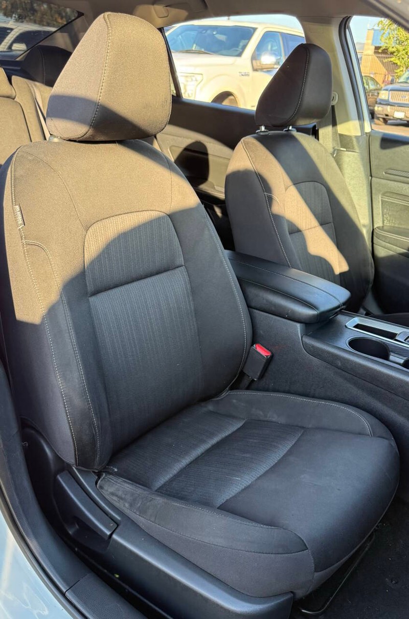 Nissan Altima Vehicle Full-screen Gallery Image 13
