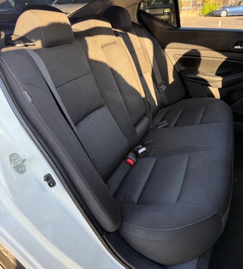 Nissan Altima Vehicle Full-screen Gallery Image 14