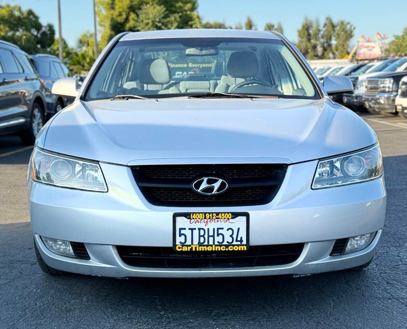 Hyundai Sonata Vehicle Full-screen Gallery Image 02
