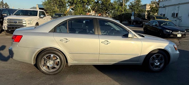 Hyundai Sonata Vehicle Full-screen Gallery Image 05