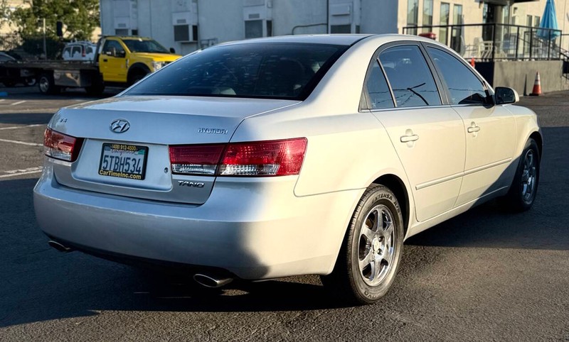 Hyundai Sonata Vehicle Full-screen Gallery Image 06