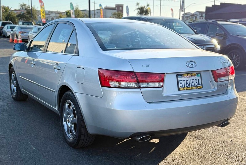 Hyundai Sonata Vehicle Full-screen Gallery Image 08