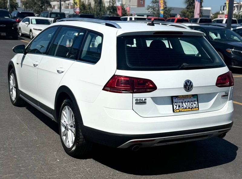 Volkswagen Golf Alltrack Vehicle Full-screen Gallery Image 08