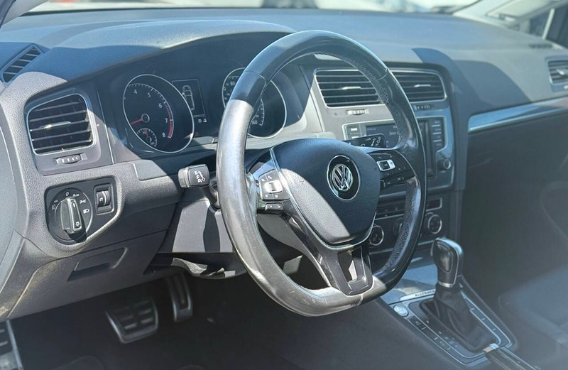 Volkswagen Golf Alltrack Vehicle Full-screen Gallery Image 09