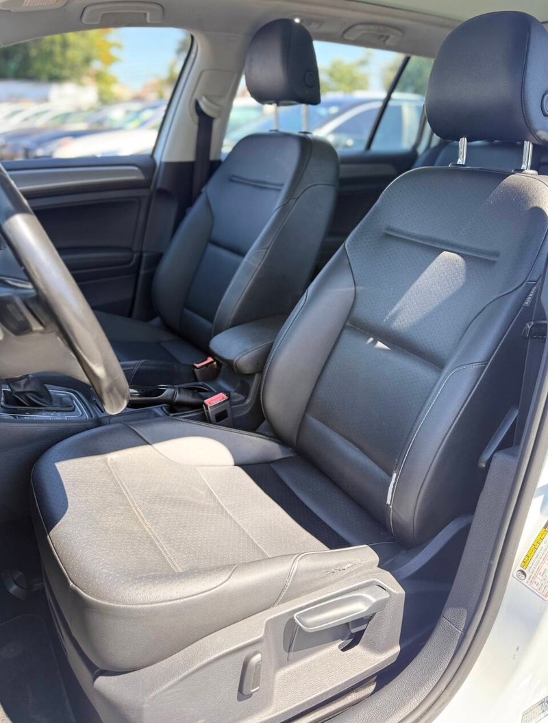 Volkswagen Golf Alltrack Vehicle Full-screen Gallery Image 12
