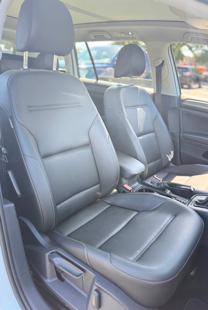 Volkswagen Golf Alltrack Vehicle Full-screen Gallery Image 13