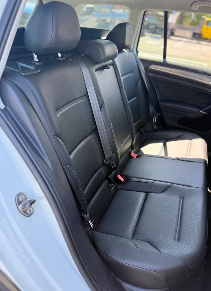Volkswagen Golf Alltrack Vehicle Full-screen Gallery Image 14