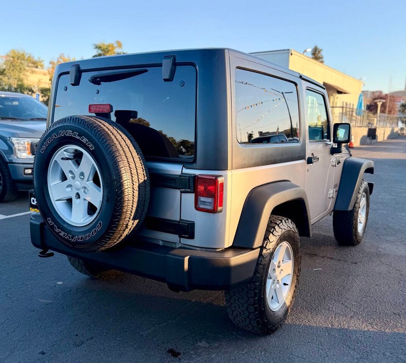 Jeep Wrangler JK Vehicle Full-screen Gallery Image 08