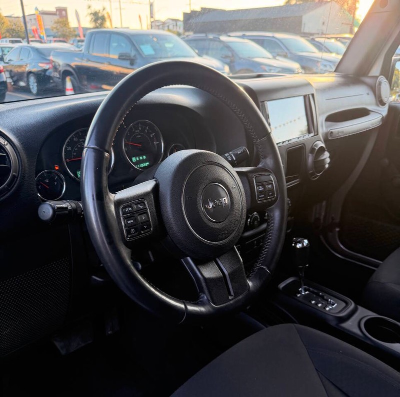 Jeep Wrangler JK Vehicle Full-screen Gallery Image 09