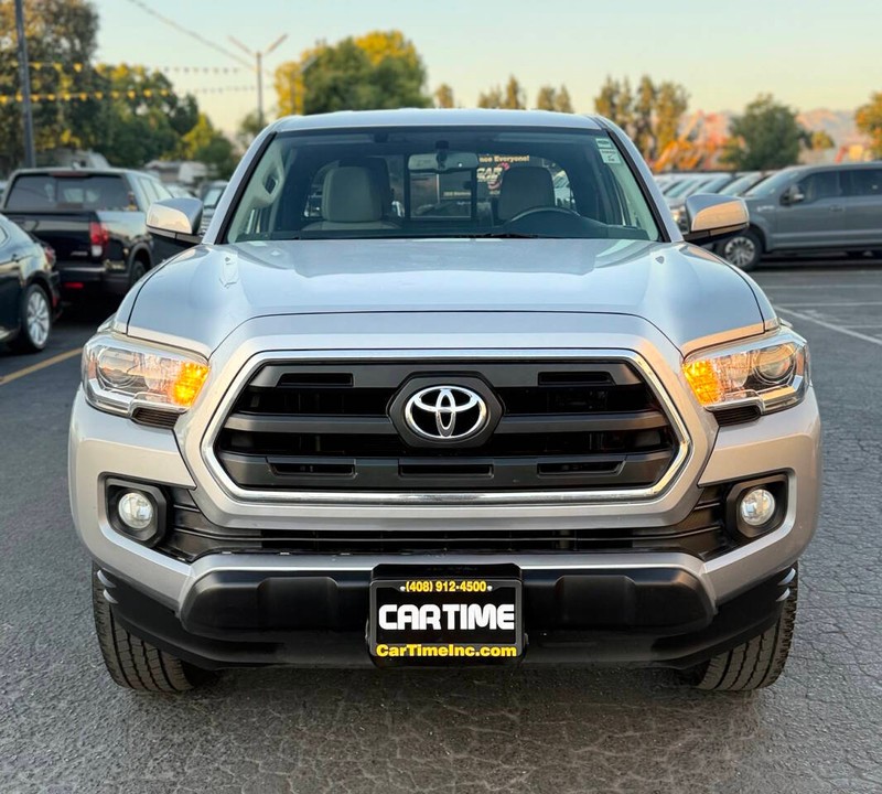Toyota Tacoma Vehicle Full-screen Gallery Image 02