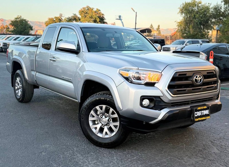 Toyota Tacoma Vehicle Full-screen Gallery Image 03