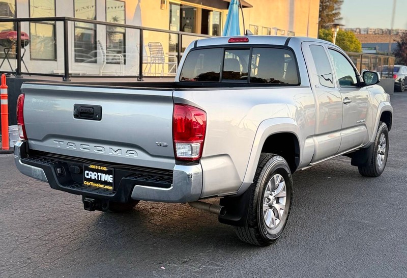 Toyota Tacoma Vehicle Full-screen Gallery Image 06