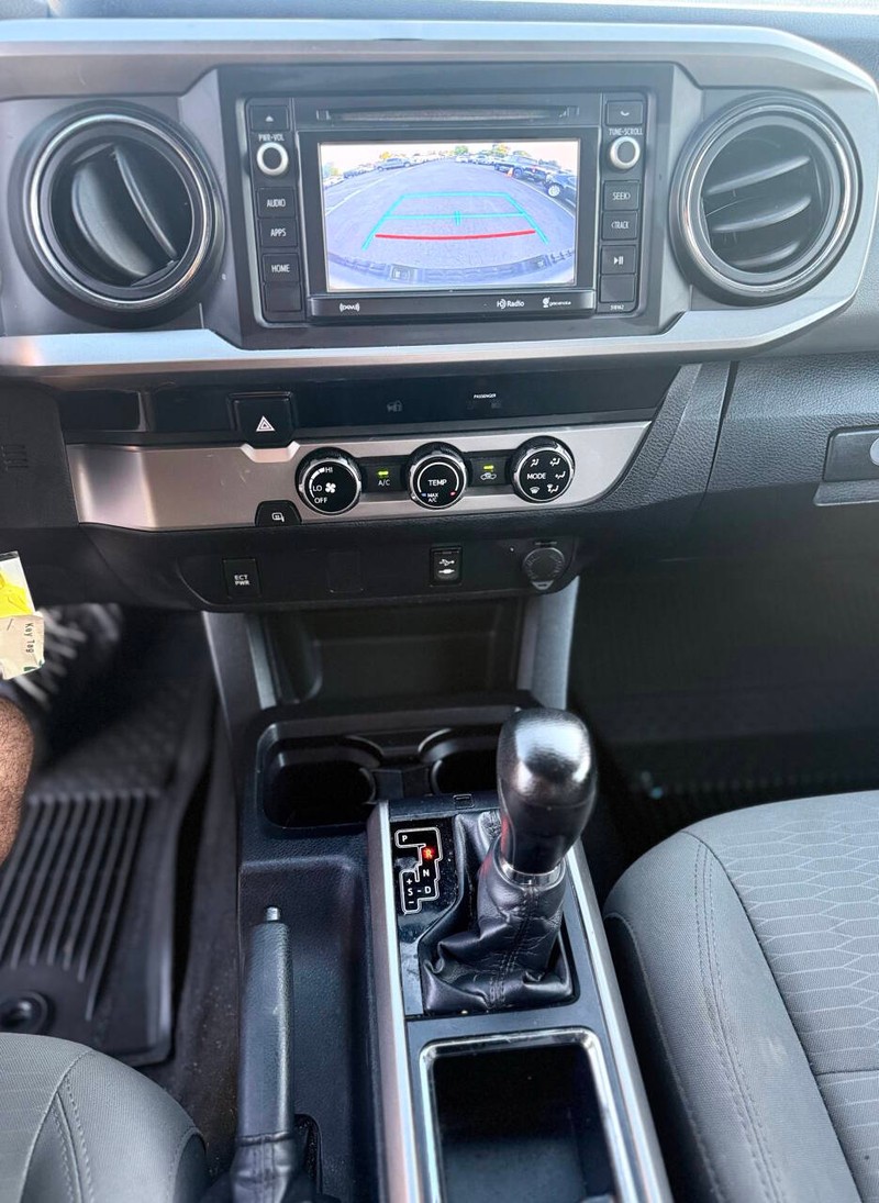 Toyota Tacoma Vehicle Full-screen Gallery Image 11