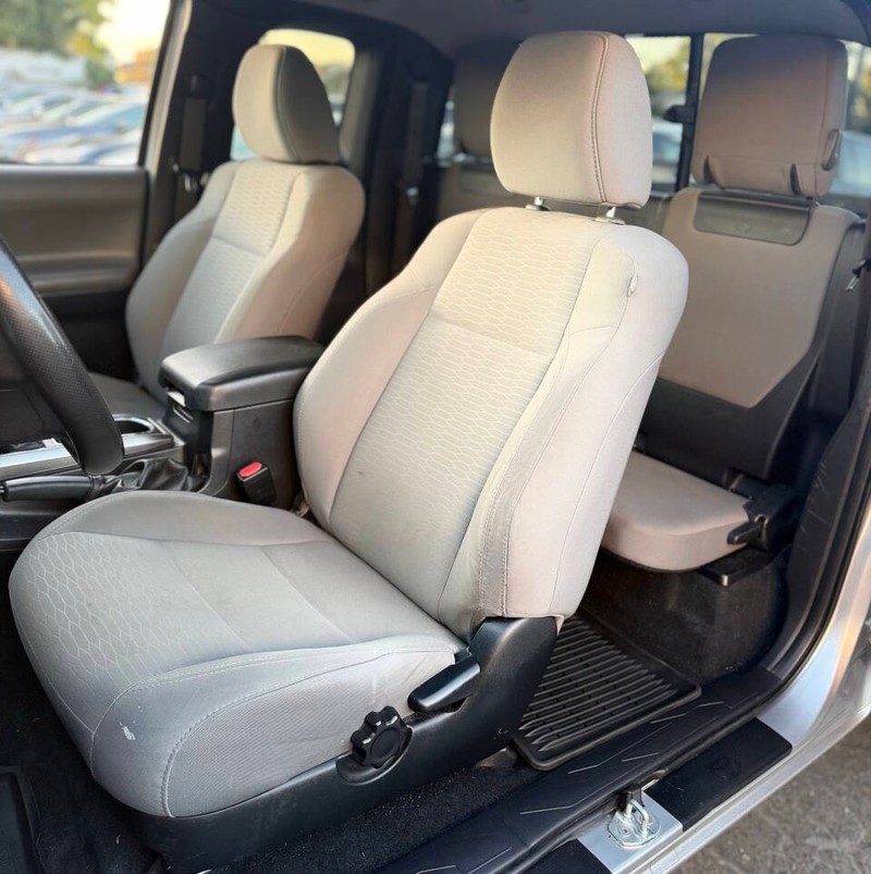 Toyota Tacoma Vehicle Full-screen Gallery Image 12