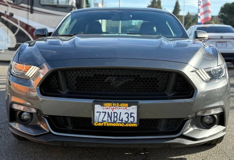 Ford Mustang Vehicle Full-screen Gallery Image 02