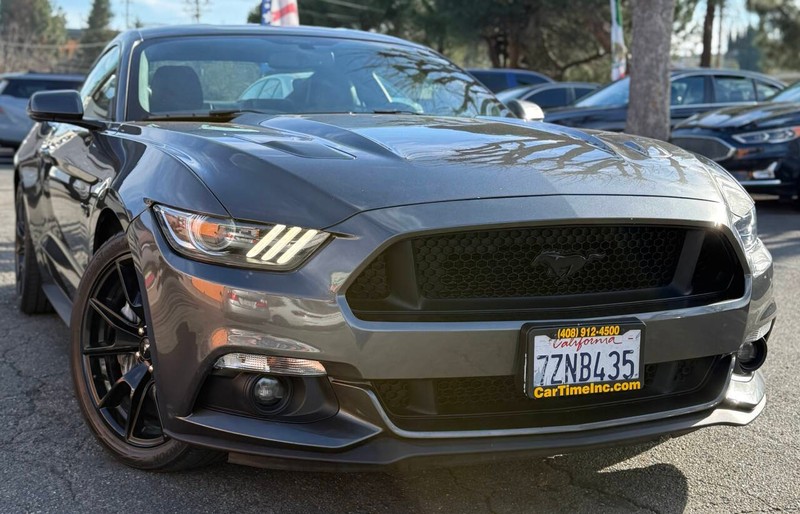 Ford Mustang Vehicle Full-screen Gallery Image 03