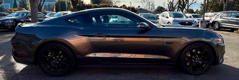 Ford Mustang Vehicle Full-screen Gallery Image 05
