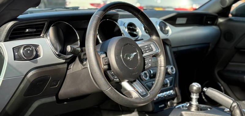 Ford Mustang Vehicle Full-screen Gallery Image 09