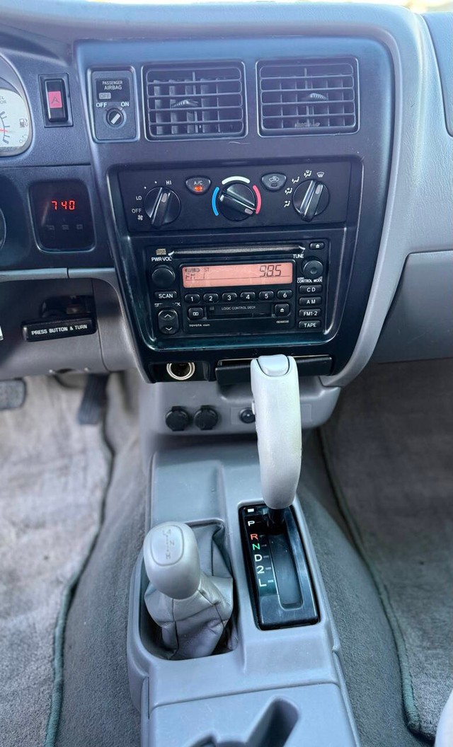 Toyota Tacoma Vehicle Full-screen Gallery Image 11