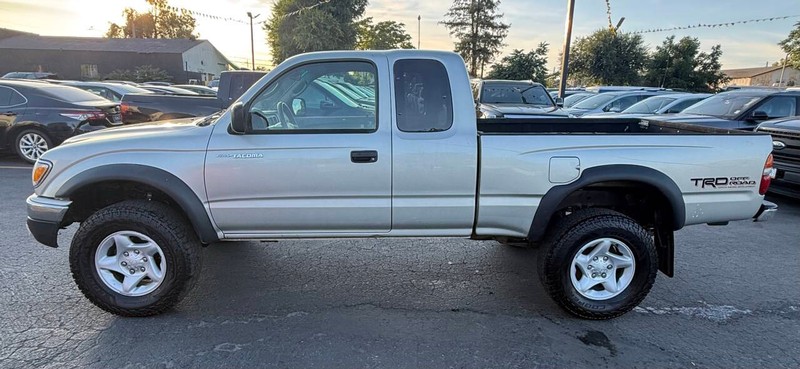 Toyota Tacoma Vehicle Full-screen Gallery Image 05