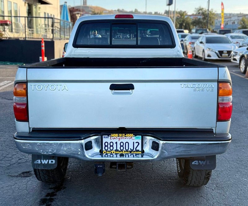 Toyota Tacoma Vehicle Full-screen Gallery Image 08