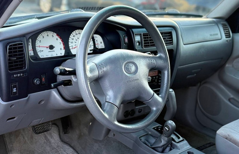 Toyota Tacoma Vehicle Full-screen Gallery Image 09